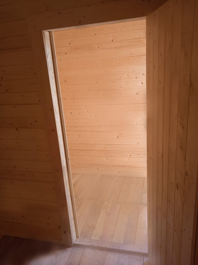 Бытовка №11 с перегородкой 2,3х5,8м (с отделкой, без утепления)