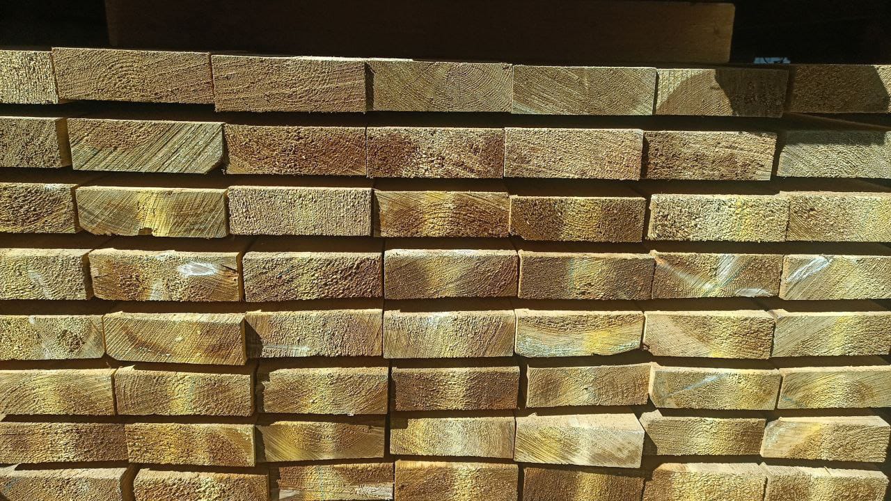 Доска обрезная естественной влажности сосна/ель 25х150х6000мм 1-2 сорт антисепт. ХМ-11